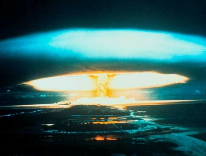 1954년 3월1일, 비키니 환초에서 150메가톤급의 수소폭탄 폭발 실험이 있었다.png