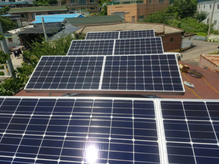 태양광 주택보급사업으로 지붕위에 설치된 태양광발전설비.jpg