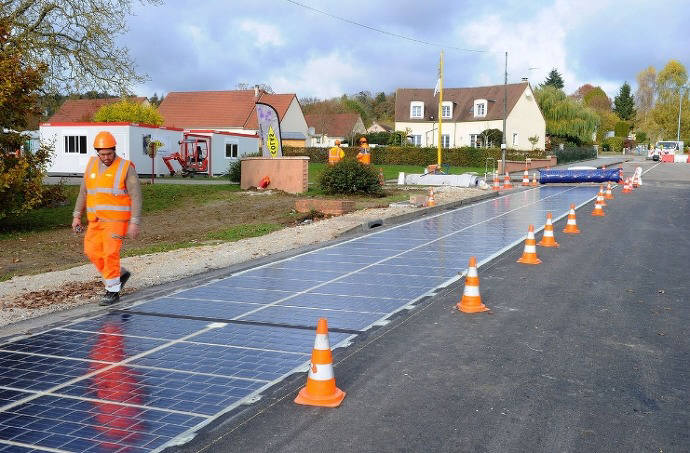 프랑스 투루브르 도로에 부착된 태양광 전지판.jpg