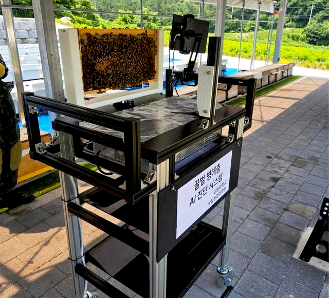 인공지능(AI) 기반 꿀벌응애 실시간 검출장치 ‘비전(BeeSion)’에 벌집판을 올려놓은 모습.png