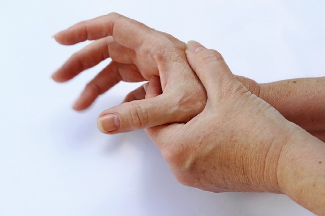 대부분 손발저림은 혈액순환장애보단 신경계에 이상이 생겨 유발된다.jpg