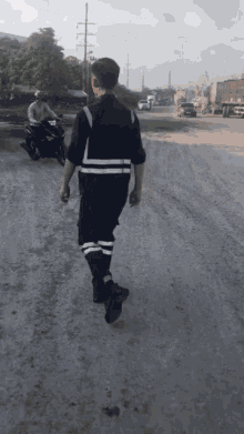 뒤로 걸으면 잘 안 쓰던 근육(대퇴사두근)이 튼튼해진다.gif