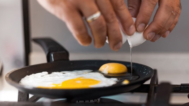crack-eggs-frying-pan.jpg