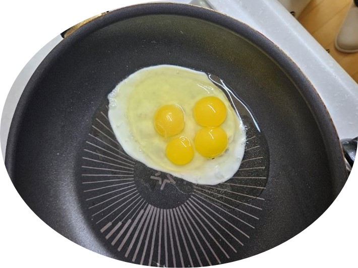 계란 깼더니 …노른자가 무려 4개.jpg