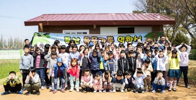전북 김제 죽산초 학생들이 ‘학교음매’ 입학식에서 현판식을 갖고 기념촬영을 하고 있다.jpg