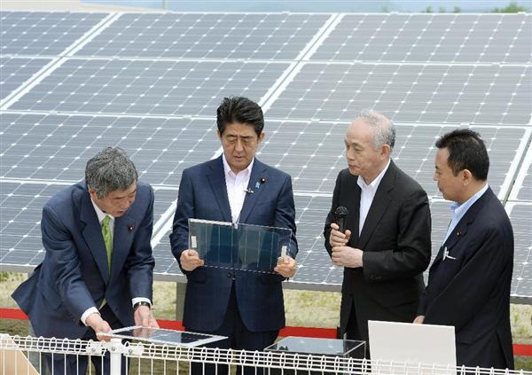 후쿠시마 재생가능 에너지 연구소 방문해 태양광 발전 설비에 관한 설명을 듣는 아베.jpg