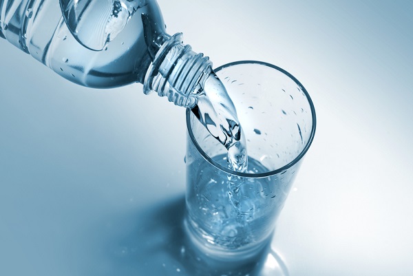자기 한 시간~30분 전 물 한 잔을 마시면 다양한 건강 효과를 볼 수 있다.jpg