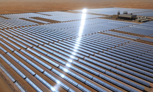 UAE에 설치된 태양광 발전단지.jpg