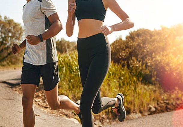 건강을 위해 권하는 운동 기준은 주당 150~300분의 중강도 운동 또는 75~150분의 고강도 운동.jpg